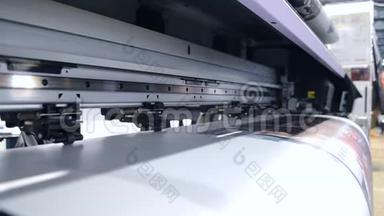 大格式打印机工作.